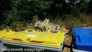La situazione dell'isola ecologica in strada Monte Pizzo