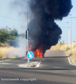 Viterbo - La macchina in fiamme sulla Sammartinese