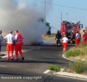 Viterbo - La macchina in fiamme sulla Sammartinese