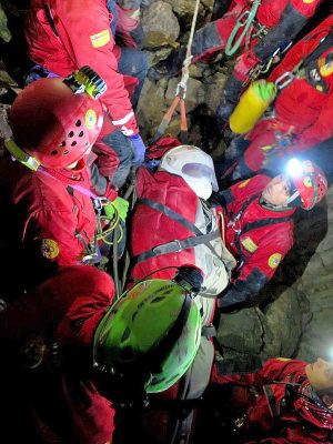 Cnsas - Recupero di uno speleologo ferito