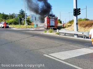 Viterbo - La macchina in fiamme sulla Sammartinese