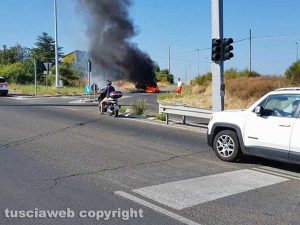 Viterbo - La macchina in fiamme sulla Sammartinese