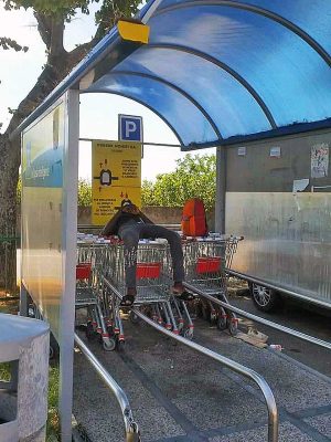 Viterbo - I carrelli della spesa come letto - La foto postata da Welcome to favelas