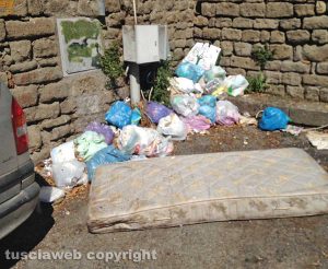 Viterbo - Rifiuti in via delle Fortezze