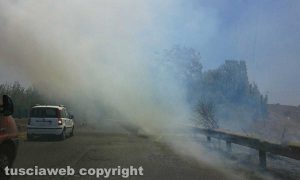Fiamme e fumo lungo la Cassia bis