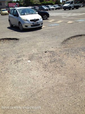 Viterbo - Buche al parcheggio in piazzale Romiti
