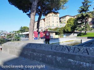 Viterbo - Il monumento al paracadutista al Sacrario ripulito dall'Anpdi