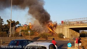 Viterbo - Superstrada - Camion esce di strada e va a fuoco
