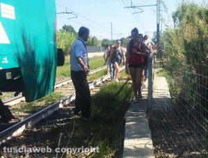 Il treno non si ferma, passeggeri fatti scendere oltre la banchina