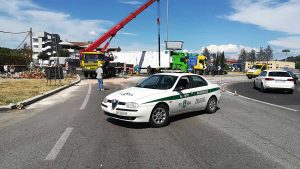Orte - Tir pieno di frutta si ribalta
