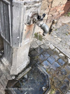 Viterbo - Piazza della Vittoria - Fontanella rotta