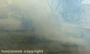 Fiamme e fumo lungo la Cassia bis