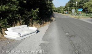 Un divano su strada ortana, uscita Bassano in Teverina
