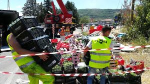 Orte - Tir pieno di frutta si ribalta