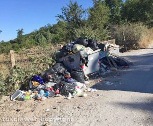 Viterbo - secchioni stracolmi in strada Novepani