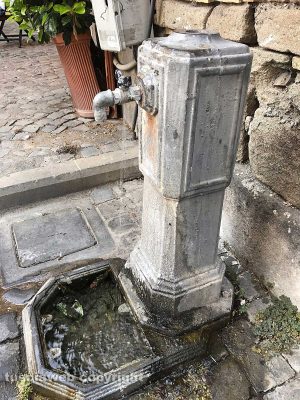 Viterbo - Piazza della Vittoria - Fontanella rotta