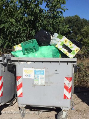 Viterbo - secchioni stracolmi in strada Novepani