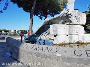Viterbo - Il monumento al paracadutista al Sacrario ripulito dall'Anpdi
