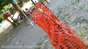Viterbo - Via Carlo Cattaneo - Rifiuti al parco