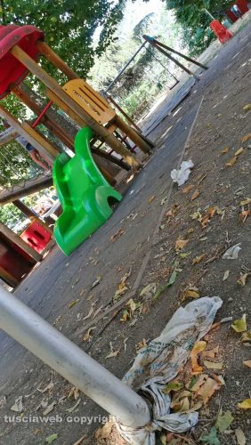 Viterbo - Via Carlo Cattaneo - Rifiuti al parco