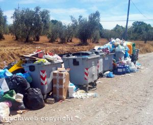 Viterbo - Cumuli di rifiuti all'isola ecologica di strada Pian di Tortora