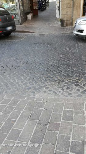Viterbo - Incrocio tra via Matteotti e piazza della Rocca - Le strisce pedonali non ci sono più