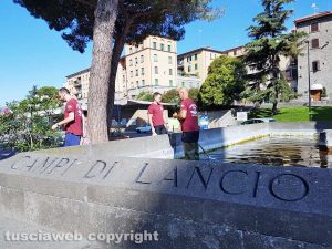 Viterbo - Il monumento al paracadutista al Sacrario ripulito dall'Anpdi