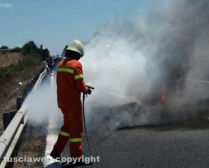 Pescia Romana - Auto in fiamme sull'Aurelia