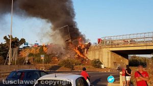 Viterbo - Superstrada - Camion esce di strada e va a fuoco