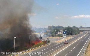 Viterbo - Incendio lungo la superstrada
