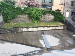Viterbo - Piazza Unità d'Italia bagnata dagli irrigatori