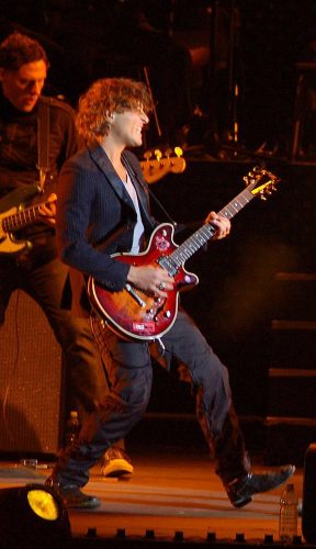 Federico Poggipollini in un concerto con Ligabue