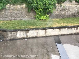 Viterbo - Piazza Unità d'Italia bagnata dagli irrigatori