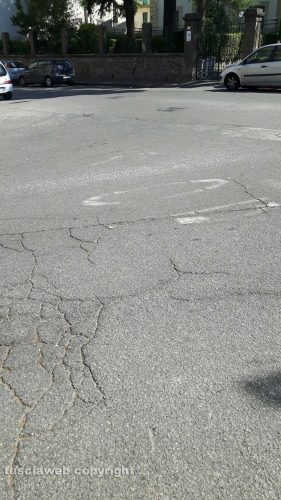 Viterbo - Segnaletica scolorita in via Vicenza