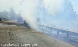 Fiamme e fumo lungo la Cassia bis