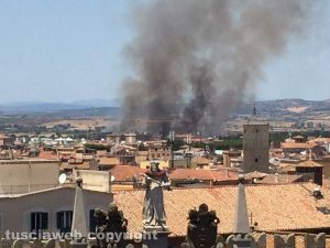 Viterbo - L'incendio dietro il cimitero nuovo