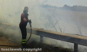 Fiamme e fumo lungo la Cassia bis