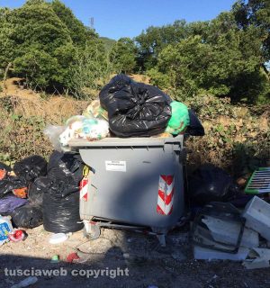 Viterbo - secchioni stracolmi in strada Novepani