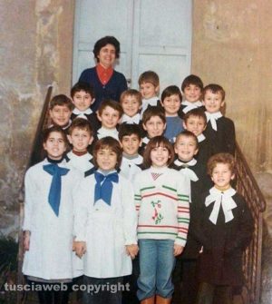 La maestra Rita Salcini e la classe delle elementari del 1974/79 della scuola elementare E. De Amicis (Le Monachelle)