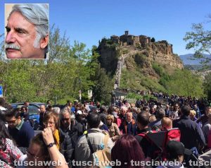 I turisti a Civita di Bagnoregio - Nel riquadro Paolo Crepet