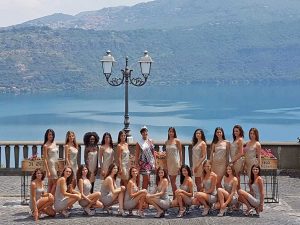 AliceSabatini con le concorrenti di Miss Roma