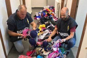 Montalto di Castro - Sequestrati oltre 2mila vestiti contraffatti