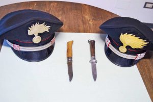 Carabinieri - Punta un coltello alla testa e al collo del benzinaio e lo ferisce - Le armi sequestrate