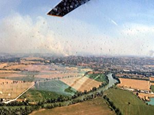 Dall'elicottero dell'Esercito - Sullo sfondo l'incendio, in primo piano il Tevere