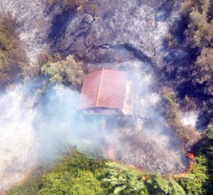 Dall'elicottero dell'Esercito - Casa avvolta dalle fiamme