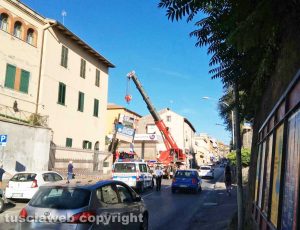 Viterbo - I vigili del fuoco al lavoro per un'insegna pericolante