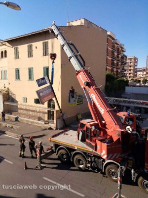 Viterbo - I vigili del fuoco al lavoro per un'insegna pericolante