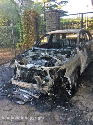 Viterbo - La macchina dell'avvocato Alabiso distrutta dalle fiamme