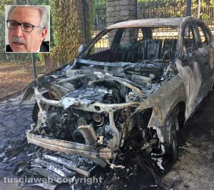 La macchina divorata dalle fiamme - Nel riquadro, l'avvocato Roberto Alabiso