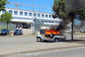 Viterbo – Auto a fuoco nel parcheggio del tribunale